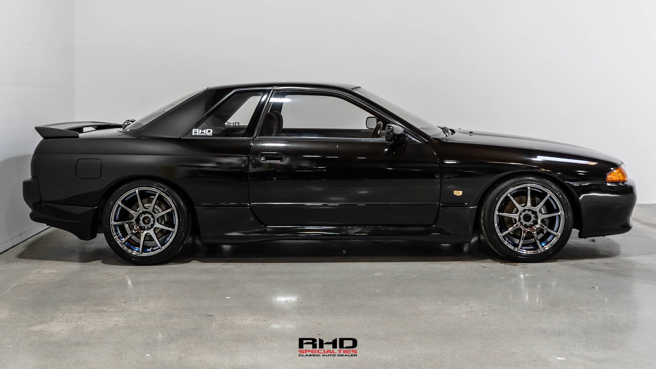 1992 Nissan Skyline JDM car for sale — photo 8 of 23