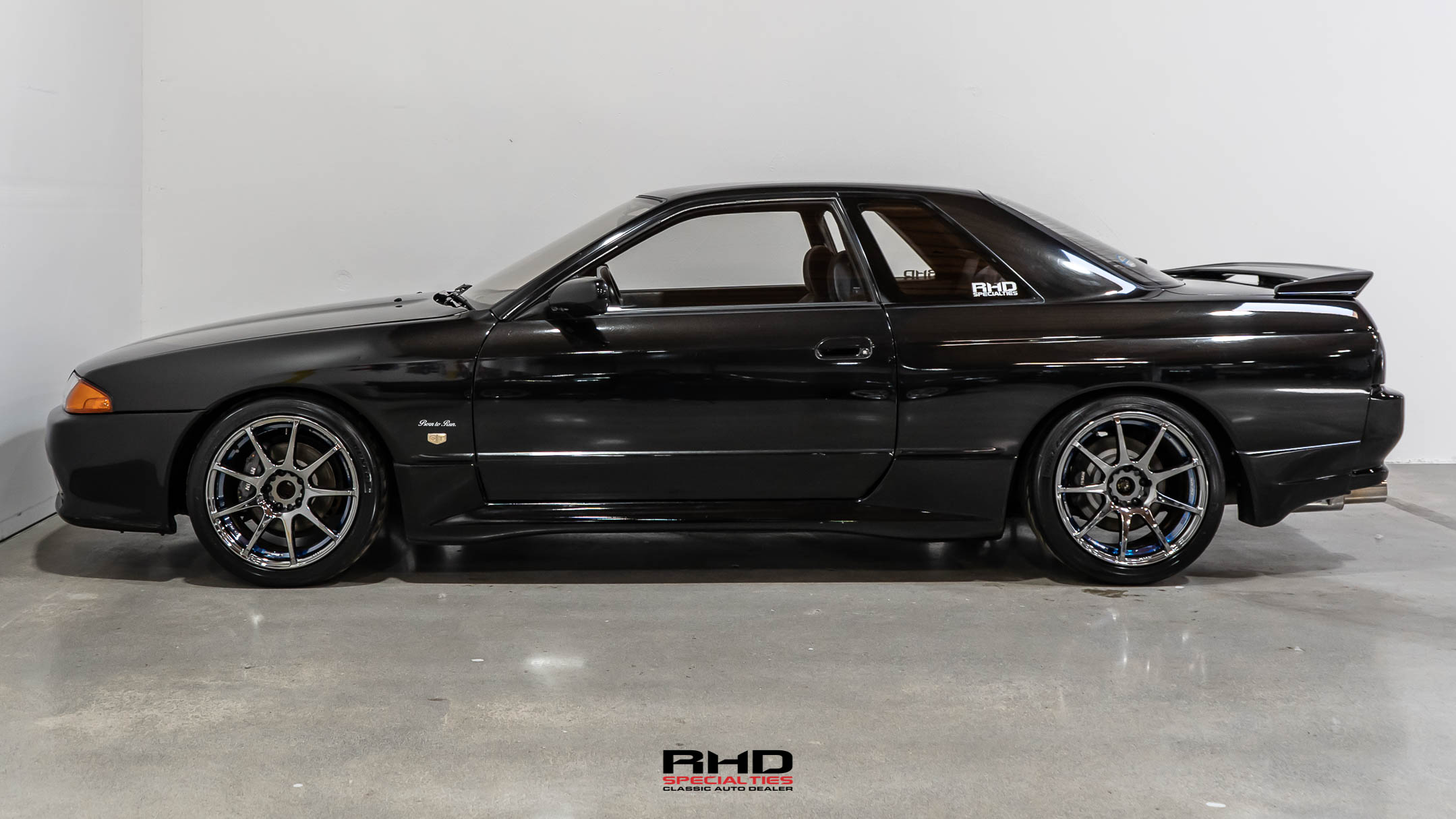 1992 Nissan Skyline JDM car for sale — photo 4 of 23