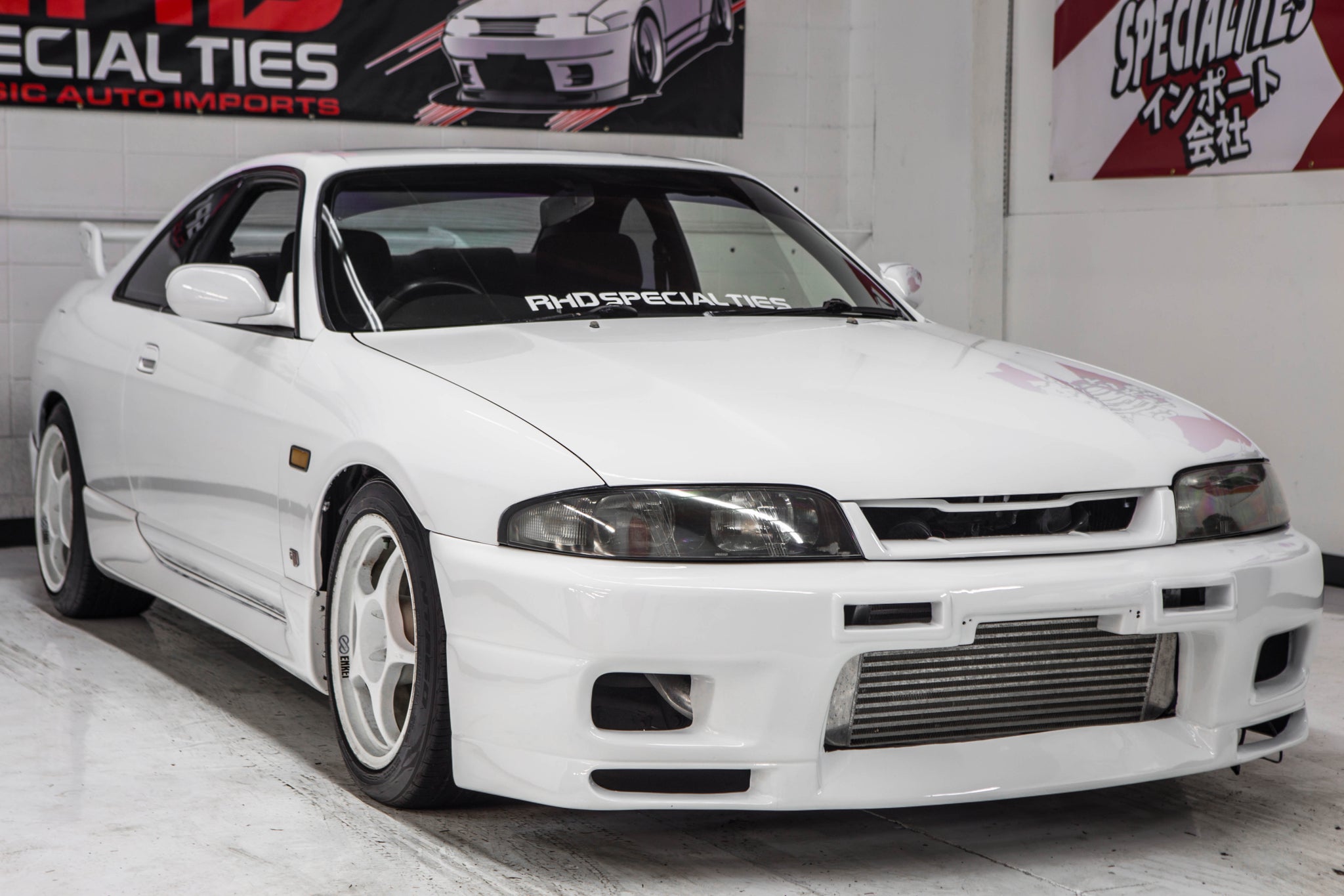 Nissan Skyline GT-R (R33) R-tuneホワイト Nissan Skyline GT-R (R33